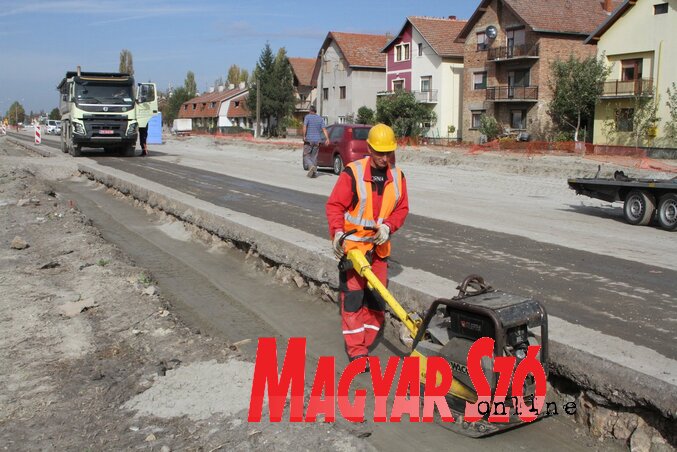 A Szentendrei sugárúton javában dolgoznak, ha minden jól megy, márciusban még egy bulevárral gazdagabb lesz Újvidék (Ótos András felvétele)