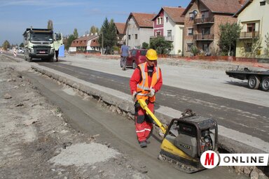 A Szentendrei sugárúton javában dolgoznak, ha minden jól megy, márciusban még egy bulevárral gazdagabb lesz Újvidék (Ótos András felvétele)