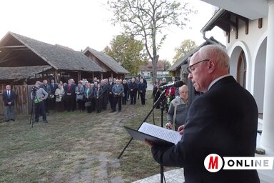 Hajnal Jenő beszédét mondja (Góbor Béla felvétele)