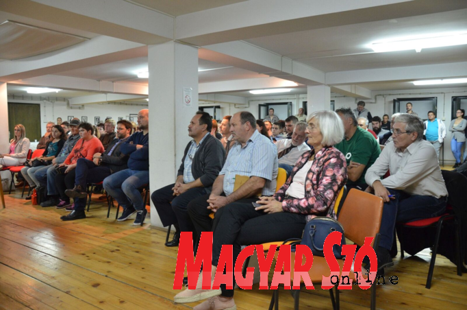 Az újvidéki és a szabadkai közvitát követően a magyarkanizsai mozgatott meg legtöbb résztvevőt (Fotó: Kónya Róbert) Az újvidéki és a szabadkai közvitát követően a magyarkanizsai mozgatott meg legtöbb résztvevőt (Fotó: Kónya Róbert)