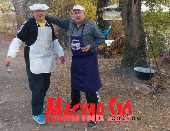 Mataruga Branko (balról) a szarvaspörköltfőző verseny egyik fődíjasa (Fotó: Horváth Zsolt)
