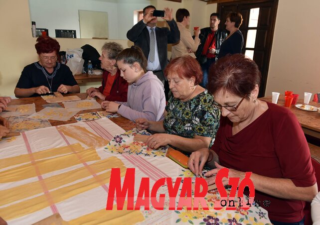 A csigatésztát az asszonyok egyenként tekerik be, hagyományos, fából készült eszköz segítségével. Előzőleg a kinyújtott tésztát derelyevágóval szalagocskákra szeletelik (Fotó: Ótos András) A csigatésztát az asszonyok egyenként tekerik be, hagyományos, fából készült eszköz segítségével. Előzőleg a kinyújtott tésztát derelyevágóval szalagocskákra szeletelik (Fotó: Ótos András)