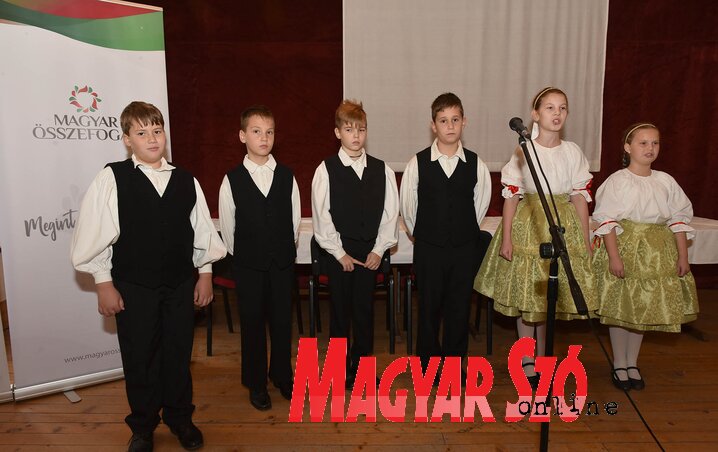 A Gubancoló néptánccsoport hat tagját Budimilić Ármin és Lukács Kata készítette fel. Az eseményre Mitru Barbara, a Petőfi Sándor Program ösztöndíjasa kísérte el őket (Fotó: Ótos András) A Gubancoló néptánccsoport hat tagját Budimilić Ármin és Lukács Kata készítette fel. Az eseményre Mitru Barbara, a Petőfi Sándor Program ösztöndíjasa kísérte el őket (Fotó: Ótos András)
