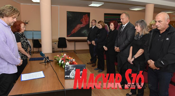 A gyászszertartást Harmath Károly ferences atya vezette, búcsúbeszédet Varjú Márta, Buda Hajnalka, Sebestyén Imre és Léphaft Pál mondtak (Ótos András felvétele)