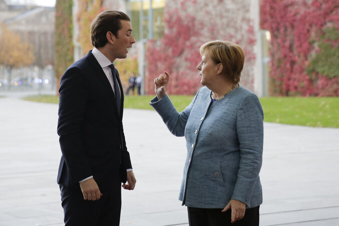 Vitatkozik a két kancellár. Sebastian Kurz és Angela Merkel a keddi berlini Afrika-csúcson (fotó: AP/Beta) Vitatkozik a két kancellár. Sebastian Kurz és Angela Merkel a keddi berlini Afrika-csúcson (fotó: AP/Beta)