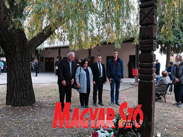 Óbecsén a kopjafánál hajtottak fejet az áldozatok emléke előtt (Fotó: Fehér Rózsa)