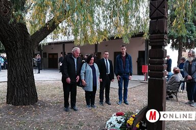 Óbecsén a kopjafánál hajtottak fejet az áldozatok emléke előtt (Fotó: Fehér Rózsa)