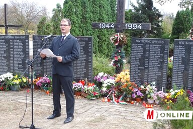 Dr. Máthé Áron történész beszédét mondja a temerini tömegsírnál (Góbor Béla felvétele)
