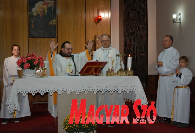 Dezső Péter és Harmath Károly ferences atyák, valamint a ministránsok a búcsúi szentmisén (Bozsoki Valéria felvétele)