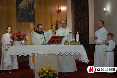 Dezső Péter és Harmath Károly ferences atyák, valamint a ministránsok a búcsúi szentmisén (Bozsoki Valéria felvétele)