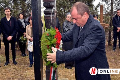 Bunford Tivadar elhelyezi a megemlékezés virágait (Fotó: Gergely Árpád)