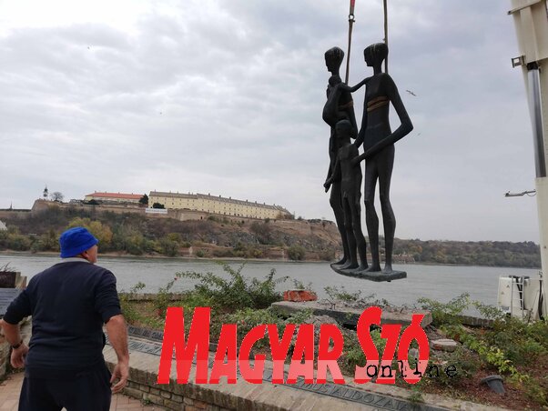 47 év után először vitték nagyjavításra a Razzia áldozatai rakparton álló Család szoborcsoportot (Dávid Csilla felvétele)