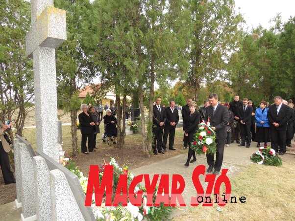 Kovács Elvira és Fehér László megkoszorúzza a moholi emlékművet (Csincsik Zsolt felvétele) Kovács Elvira és Fehér László megkoszorúzza a moholi emlékművet (Csincsik Zsolt felvétele)