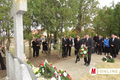 Kovács Elvira és Fehér László megkoszorúzza a moholi emlékművet (Csincsik Zsolt felvétele)