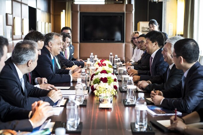 Orbán Viktor magyar kormányfő és Guo Ping, a Huawei csoport elnöke tárgyal Sanghajban (MTI/Miniszterelnöki Sajtóiroda/Szecsődi Balázs) Orbán Viktor magyar kormányfő és Guo Ping, a Huawei csoport elnöke tárgyal Sanghajban (MTI/Miniszterelnöki Sajtóiroda/Szecsődi Balázs)
