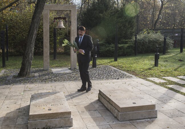 Áder János magyar államfő lerója kegyeletét, és virágot helyez el Nagy Imre miniszterelnök és a „névtelen áldozatok és elesettek” sírjánál, a budapesti Rákoskeresztúri új köztemetőben (Fotó: MTI) Áder János magyar államfő lerója kegyeletét, és virágot helyez el Nagy Imre miniszterelnök és a „névtelen áldozatok és elesettek” sírjánál, a budapesti Rákoskeresztúri új köztemetőben (Fotó: MTI)