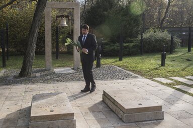 Áder János magyar államfő lerója kegyeletét, és virágot helyez el Nagy Imre miniszterelnök és a „névtelen áldozatok és elesettek” sírjánál, a budapesti Rákoskeresztúri új köztemetőben (Fotó: MTI)