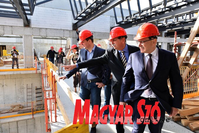 Igor Mirović, Miodrag Koprivica és Vladan Vukosavljević megtekinti a munkálatokat (Fotó: Ótos András)