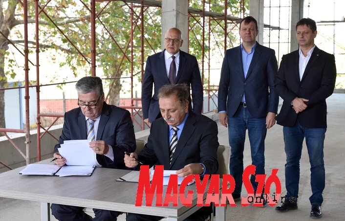 Predrag Petrović és Miodrag Koprivica aláírja a finanszírozásról szóló szerződést (Fotó: Ótos András)