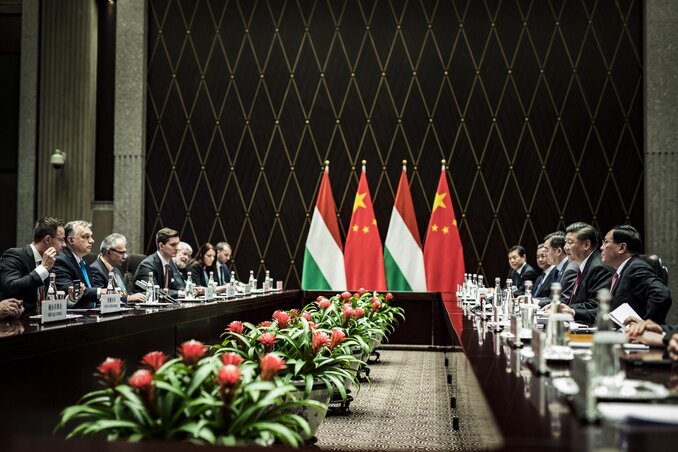Tárgyalnak a kínai és a magyar küldöttség tagjai (fotó: MTI)