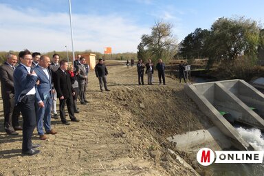 A kormányalelnök megtekinti a szivattyútelepet (Csincsik Zsolt felvétele)