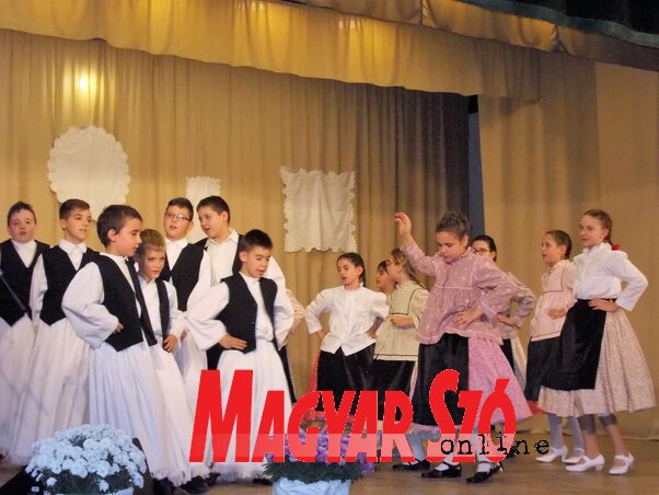 A Csiribiri néptánccsoport somogyi táncokat adott elő (Gruik Zsuzsa felvétele)