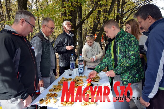 A látogatóknak ízlettek a gombából készült ínyencfalatok (Dávid Csilla felvétele) A látogatóknak ízlettek a gombából készült ínyencfalatok (Dávid Csilla felvétele)