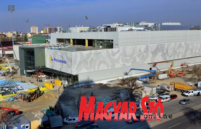A bejelentés szerint a jövő csütörtökön megnyílik a Promenada bevásárlóközpont, rengeteg üzlet, kávézó, mozi, fitneszközpont, és még két kosárlabdapálya is várja majd a látogatókat. A munkálatok – kül- és beltérben – még javában tartanak, a rossz nyelvek szerint plázamegnyitásról szó sem lehet az említett időpontban. Jövő héten kiderül (Dávid Csilla felvétele)