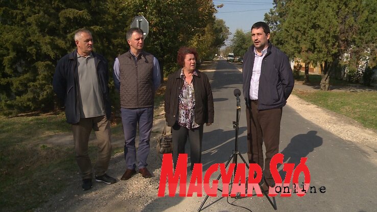 Zoran Dragin, Búcsú Attila, Varga Elfride és Bilicki Zoltán az útátadón (Csincsik Zsolt felvétele) Zoran Dragin, Búcsú Attila, Varga Elfride és Bilicki Zoltán az útátadón (Csincsik Zsolt felvétele)