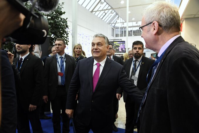 Orbán Viktor magyar miniszterelnök (k) és Tőkés László, a Kárpát-medencei Magyar Autonómia Tanács (KMAT) elnöke, a Fidesz-KDNP európai parlamenti képviselője, az Erdélyi Magyar Nemzeti Tanács (EMNT) elnöke (j) az Európai Néppárt kongresszusán (Fotó: MTI/K