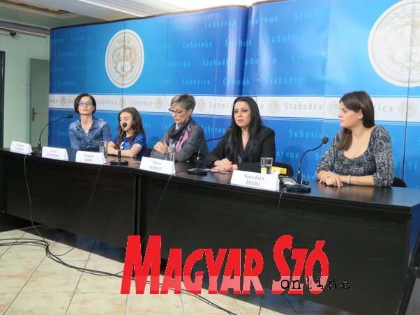 Dragana Čučković, Atena Komaromi, Draginja Rapić, Horvát Tímea és Ninoslava Ždero (Fotó: Patyi Szilárd) Dragana Čučković, Atena Komaromi, Draginja Rapić, Horvát Tímea és Ninoslava Ždero (Fotó: Patyi Szilárd)