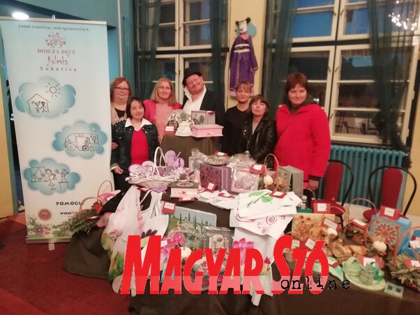 A Kolevka Diákotthon kézimunkái a készítőikkel (Fotó: Lackó Varjú Sára)