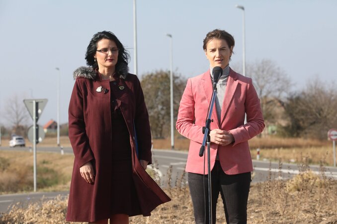 Ana Brnabić és Sanja Petrović, kevevárai községi elnök a kerülőút avatóünnepségén (Fotó: Beta)