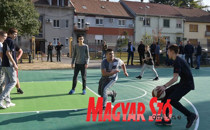 A sportpályák új multifunkcionális padlózatot kaptak, a meglévő, aszfaltozott részeket felújították, kicserélték a kosárlabdapálya vaskonstrukcióit, rekonstruálták a nézőteret, valamint új kaput helyeztek el (Ótos András felvétele)