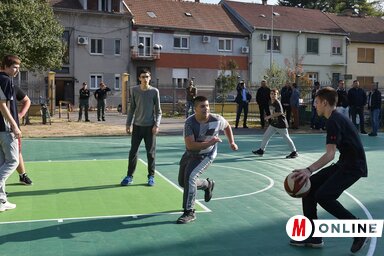 A sportpályák új multifunkcionális padlózatot kaptak, a meglévő, aszfaltozott részeket felújították, kicserélték a kosárlabdapálya vaskonstrukcióit, rekonstruálták a nézőteret, valamint új kaput helyeztek el (Ótos András felvétele)
