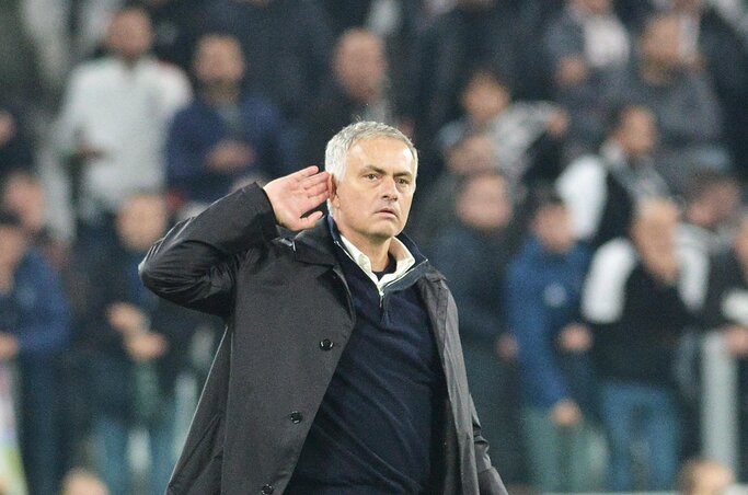 Mourinho ominózus mozdulata kilencvenpercnyi provokáció után (Fotó: Beta/AP)