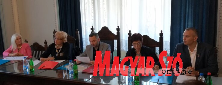 Szélesi Gyöngyi, a beszélgetés moderátora, Svetlana Selaković, a Tartományi Szociálpolitikai, Demográfiai és Nemi Egyenlőségi Titkárság segédtitkára, Predrag Vuletić, Jasmina Stevanović és Ilija Đukanović (Fotó: Benedek Miklós)