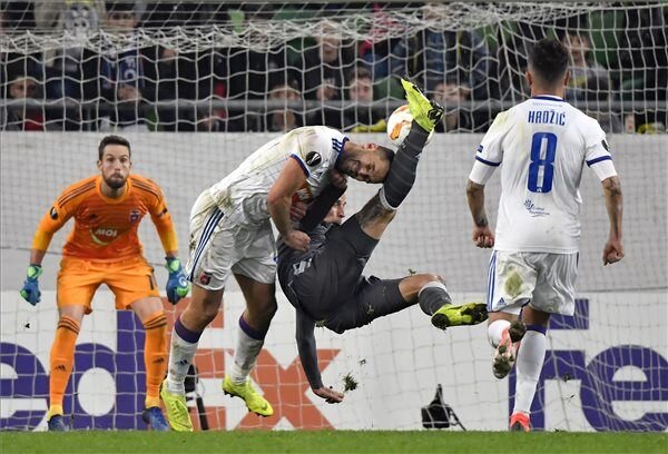 Juhász Roland (balra) fejjel próbált menteni (Fotó: MTI)