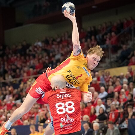 Simon Pytlicket Sipos Adrián kemény védekezése is nehezen állította meg (Fotó: EHF)