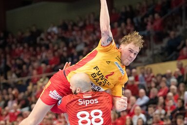 Simon Pytlicket Sipos Adrián kemény védekezése is nehezen állította meg (Fotó: EHF)