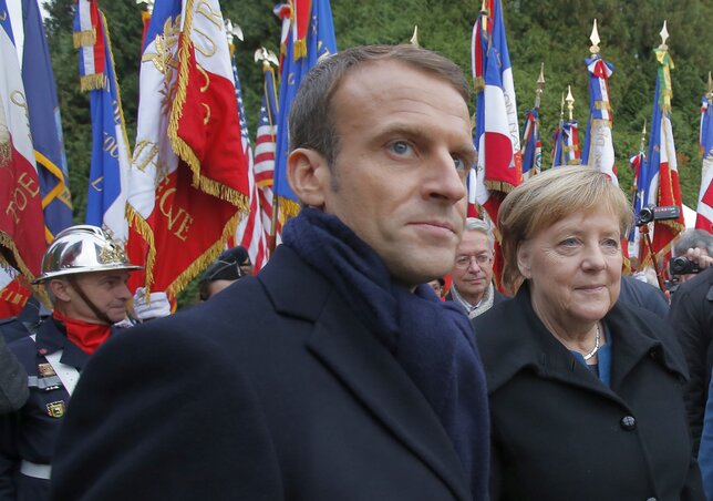 Emmanuel Macron és Angela Merkel a compiegne-i erdőben, a fegyverszünet aláírásának helyszínén tartott megemlékezésen (fotó: Beta/AP)