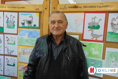 Az esemény házigazdája, Erdélyi Imre, a csókai alsósok liba témájú rajzaival (Balázs Andrea felvétele)