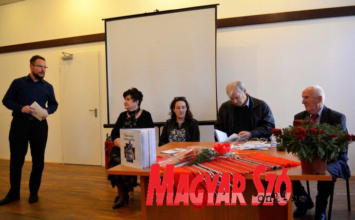 A konferencia keretében bemutatták Silling István és Silling Léda új könyvét (Herceg Elizabetta felvétele) A konferencia keretében bemutatták Silling István és Silling Léda új könyvét (Herceg Elizabetta felvétele)