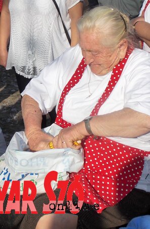 A karancslapujtői, 81 éves Bözsi néni is részt vett a kukoricamorzsoló versenyen (Fotó: Horváth Zsolt)
