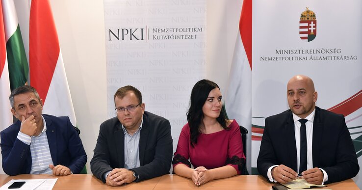 Potápi Árpád János államtitkár, Őry Péter, az MKP Országos Tanácsának elnöke, Kőrösi Ildikó, az MKP önkormányzati és közigazgatási alelnöke és Menyhárt József elnök (fotó: MTI)