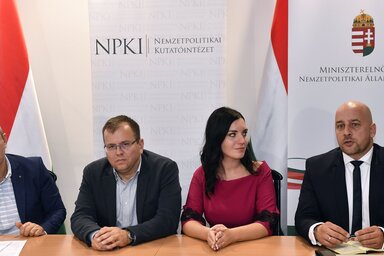 Potápi Árpád János államtitkár, Őry Péter, az MKP Országos Tanácsának elnöke, Kőrösi Ildikó, az MKP önkormányzati és közigazgatási alelnöke és Menyhárt József elnök (fotó: MTI)