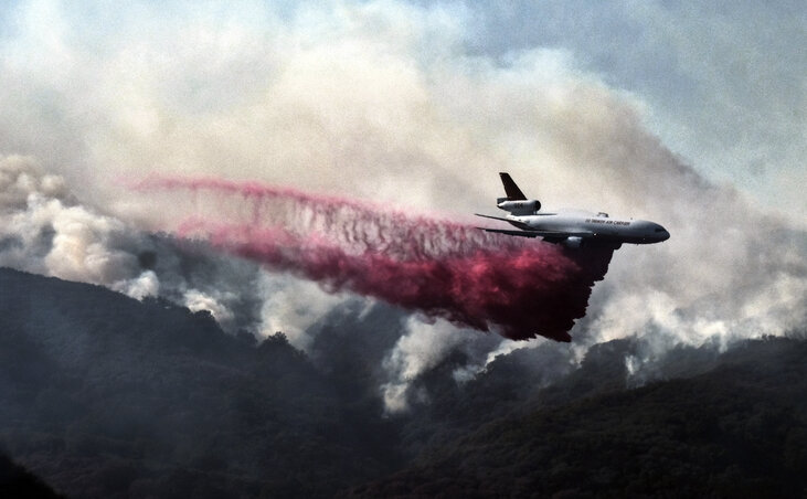 DC–10-es gépből is megfékezni próbálják a tűzvészt Malibu környékén, de a tegnap feltámadt erős északkeleti szél sok helyütt újra felszította a lángokat (fotó: AP/Beta)