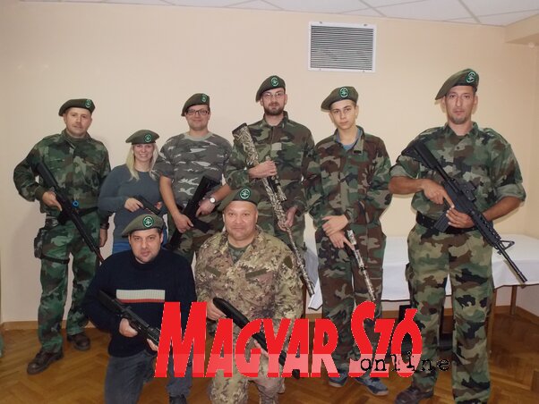 A csapat tagjai szerint az airsoft nagyon jól össze tudja kovácsolni a baráti társaságokat (Horváth Zsolt felvétele)