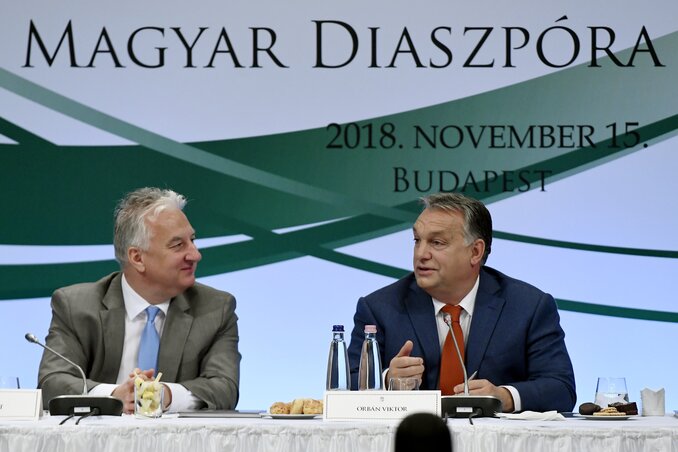 Orbán Viktor magyar miniszterelnök (j) és Semjén Zsolt miniszterelnök-helyettes a világban szétszórtságban élő magyarság szervezeteit tömörítő Magyar Diaszpóra Tanács plenáris ülésén (Fotó: MTI/Koszticsák Szilárd)