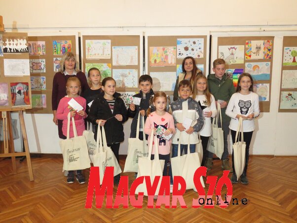 A képzőművészeti pályázat díjazottjai a könyvtárigazgatóval (Csincsik Zsolt felvétele) A képzőművészeti pályázat díjazottjai a könyvtárigazgatóval (Csincsik Zsolt felvétele)